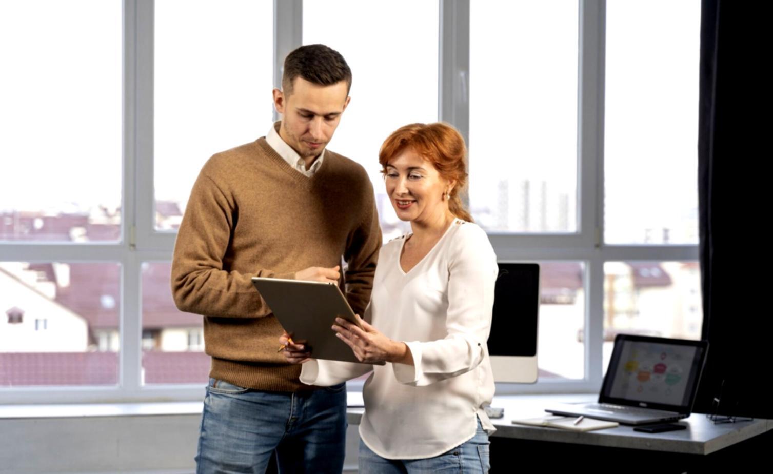 Personne réfléchissant à ses finances personnelles